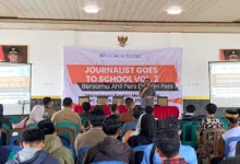 Ketua Forum Pemred Cianjur, Gia Gusniar, memberikan materi dalam kegiatan penutup Journalist Goes to School Vol. 2 di Aula Pendopo Kecamatan Sindangbarang, Kabupaten Cianjur, Sabtu (25/10/2025).